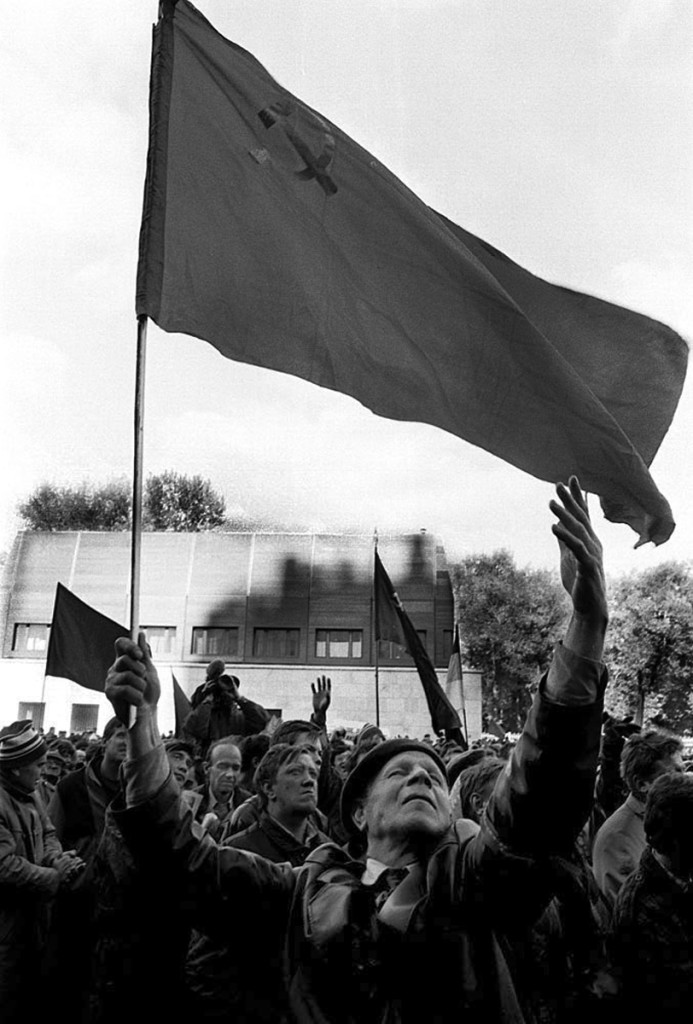 Townspeople - defenders of the White House during the attempted coup in the Soviet Union in August 1991 Moscow, Russia. Photo by Oleg Klimov