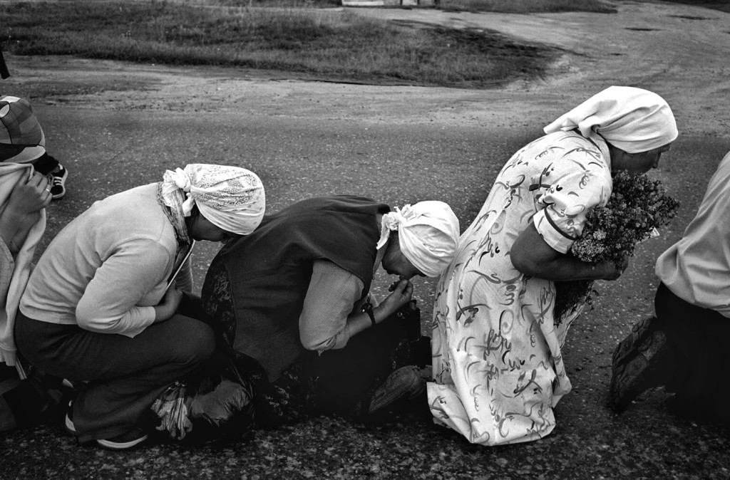 Theme: Russian’s believers. The village people meet  religious procession of pilgrims who move from Kursk to Diveevo (distance about 900 km) for the celebration
of the 100th anniversary of the glorification of St. Seraphim of Sarov will take place in June-
August 2003.
29.07.2003
(Photo by Oleg Klimov/Pressphotos)

