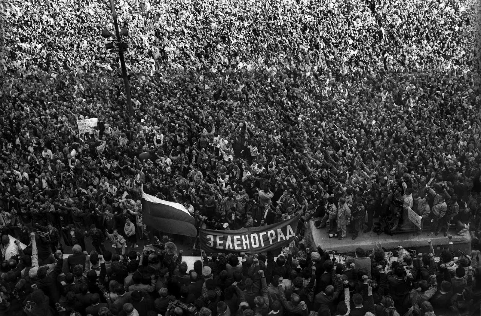 People gathered outside the White House in support of democracy during the 1991 Putsch. August 21, 1991, Moscow, still the USSR
Photo by Oleg Klimov for NRC-Handelsblad